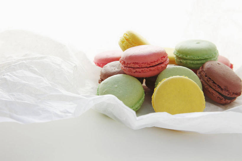 点心,无人,横图,俯视,彩色,室内,特写,白天,白色背景,餐桌,桌子,一堆,许多,阴影,堆叠,堆积,反射,包装,包装纸,铝箔纸,锡箔纸,影子,纸,食品,甜点,甜品,纸张,很多,食物,糕点,甜食,摄影,影棚,餐台,堆,包装材料,锡箔,铝箔,马卡龙,玛卡龙,杏仁小圆饼,彩图,高角度拍摄,影棚拍摄,拍摄