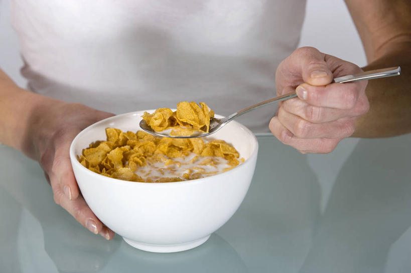 点心,牛奶,西方人,手,一个人,横图,俯视,室内,特写,白天,欧洲,欧洲人,双手,仅一个女性,仅一个人,一堆,握,堆叠,堆积,服装,朦胧,模糊,勺子,陶瓷,玉米片,食品,陶瓷制品,饮品,营养,拿,拿着,休闲装,食物,饮料,两个,衣服,容器,调羹,汤匙,碗,快餐,零食,仅一个中年女性,休闲,手部,休闲服,握着,服饰,储藏,堆,乳制品,奶,牛乳,储存,垃圾食品,安神,女人,女性,中年女性,白种人,半身,彩图,高角度拍摄,贮存