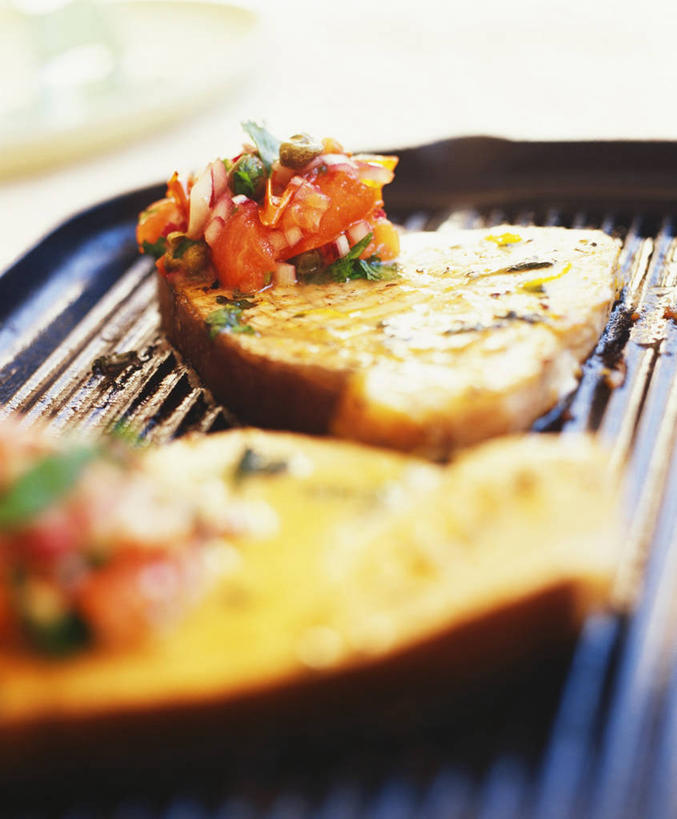 无人,竖图,俯视,室内,特写,白天,烧烤,餐桌,桌子,蔬菜,切开,阴影,朦胧,模糊,新鲜,反射,影子,肉,鱼肉,食品,烤架,烤肉,鲔鱼,金枪鱼,肉类,食物,切,铁架,有机食品,绿色食品,餐台,吞拿鱼,剖面,肉食,切面,彩图,高角度拍摄