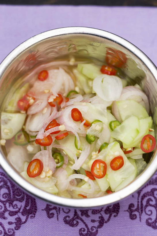 无人,竖图,俯视,室内,特写,白天,餐桌,桌子,黄瓜,辣椒,蔬菜,阴影,新鲜,反射,影子,陶瓷,生食,蔬菜沙拉,沙拉,食品,陶瓷制品,色拉,沙律,食物,一个,容器,碗,有机食品,绿色食品,单个,餐台,色拉酱,储藏,储存,千岛酱,辣角,红海椒,大椒,辣虎,广椒,青瓜,辣子,胡瓜,红辣椒,海椒,番椒,彩图,高角度拍摄,贮存