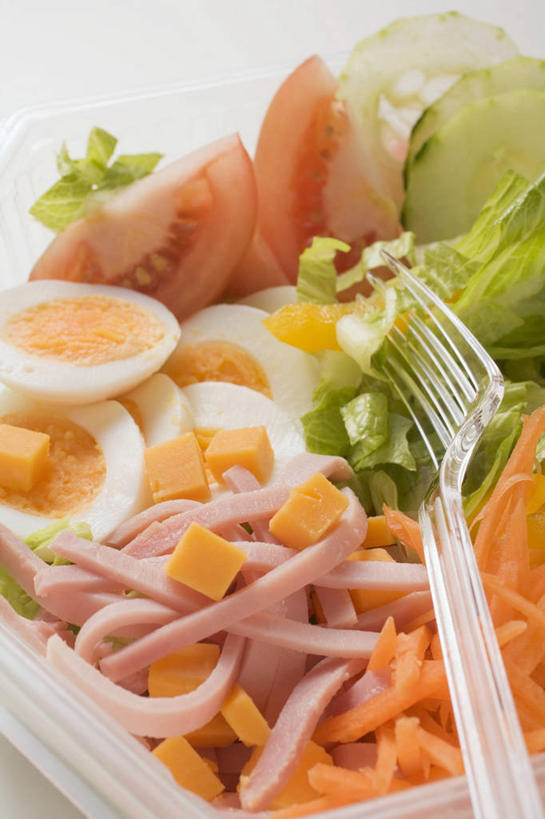 奶酪,无人,竖图,俯视,室内,特写,白天,餐桌,桌子,蔬菜,餐具,一堆,切开,阴影,堆叠,堆积,新鲜,反射,叉子,影子,生菜,莴苣,蛋,鸡蛋,肉,生食,蔬菜沙拉,干酪,起司,沙拉,食品,芝士,营养,色拉,火腿,猪肉,沙律,肉类,食物,腌制,切,乳酪,有机食品,绿色食品,餐台,色拉酱,堆,乳制品,千岛酱,发酵,剖面,肉食,餐叉,切面,豚肉,草鸡蛋,春菜,鹅仔菜,莴仔菜,千金菜,卵,叶用莴苣,熏制,火肉,兰熏,猪腿,进餐用具,彩图,高角度拍摄