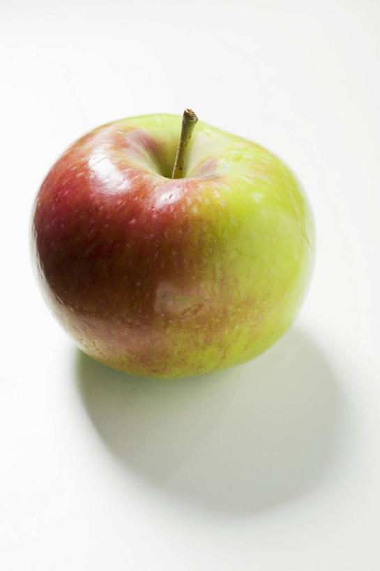 无人,竖图,俯视,室内,特写,白天,白色背景,餐桌,桌子,苹果,水果,阴影,新鲜,反射,影子,生食,食品,果实,食物,一个,红色,绿色,摄影,有机食品,绿色食品,影棚,单个,餐台,彩图,高角度拍摄,影棚拍摄,拍摄