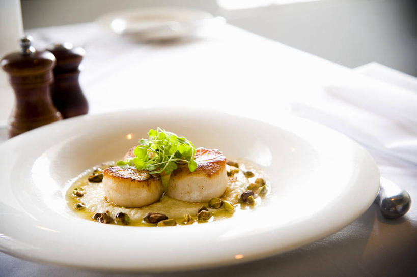 海鲜,无人,横图,俯视,室内,特写,白天,餐桌,桌子,蔬菜,餐具,叶子,阴影,朦胧,模糊,新鲜,反射,碟子,盘,影子,食品,绿叶,扇贝,水产,海洋生物,食物,一个,盘子,碟,嫩叶,有机食品,绿色食品,单个,餐台,海扇,水生动物,海产品,水生物,海底动物,叶,叶片,彩图,高角度拍摄