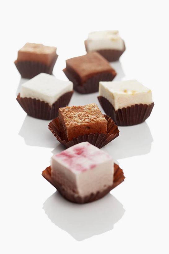 点心,无人,竖图,俯视,室内,特写,白天,白色背景,下午茶,餐桌,桌子,许多,阴影,反射,影子,食品,很多,食物,糕点,摄影,影棚,餐台,纸托,蛋糕托,蛋糕托纸,蛋糕纸托,彩图,高角度拍摄,影棚拍摄,拍摄,蛋糕