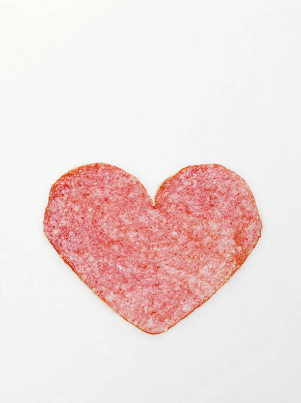 无人,竖图,俯视,室内,特写,白天,白色背景,爱情,餐桌,桌子,一块,阴影,爱心,反射,影子,肉,香肠,腊肠,浪漫,猪肉,肉类,红色,温暖,温馨,心形,恩爱,摄影,影棚,餐台,和睦,肉食,豚肉,心型,彩图,高角度拍摄,影棚拍摄,拍摄,融洽