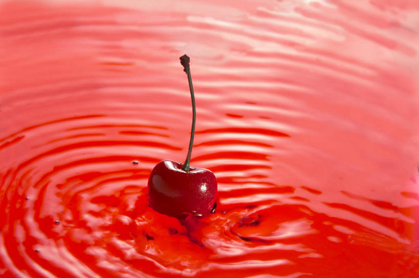 果汁,无人,横图,俯视,室内,特写,白天,樱桃,水果,阴影,波纹,红色背景,新鲜,反射,影子,生食,食品,果实,涟漪,饮品,食物,饮料,红色,水纹,波浪,摄影,有机食品,绿色食品,影棚,可口,水晕,适口,樱珠,莺桃,英桃,楔桃,牛桃,荆桃,彩图,高角度拍摄,影棚拍摄,拍摄