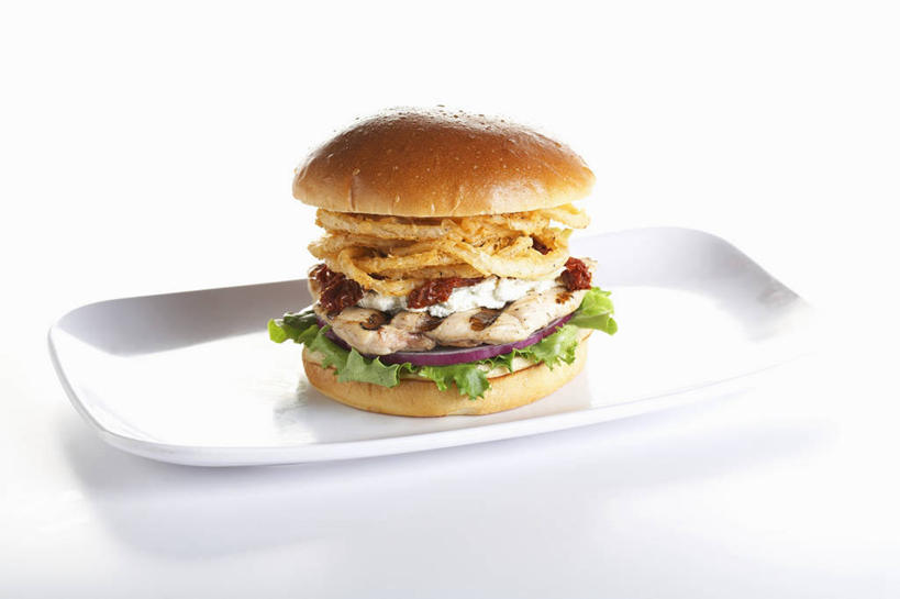 点心,面包,无人,横图,俯视,室内,特写,白天,白色背景,烹饪,西餐,餐桌,桌子,蔬菜,洋葱,餐具,阴影,新鲜,反射,碟子,盘,影子,生菜,莴苣,鸡肉,肉,汉堡,料理,食品,面点,菜肴,美食,肉类,食物,糕点,一个,盘子,碟,快餐,西式,摄影,佳肴,有机食品,绿色食品,影棚,单个,餐台,玉葱,肉食,西式快餐,垃圾食品,春菜,鹅仔菜,莴仔菜,千金菜,叶用莴苣,圆葱,洋葱头,球葱,葱头,彩图,高角度拍摄,影棚拍摄,拍摄