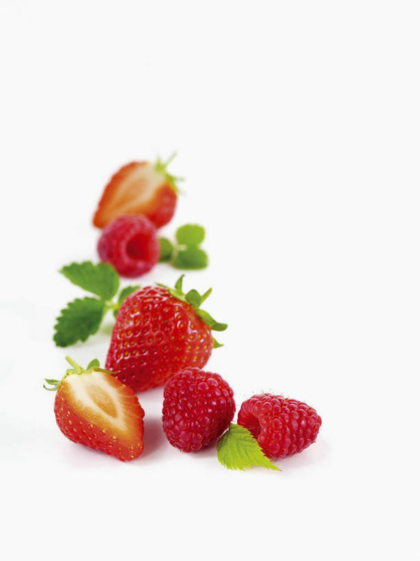 无人,竖图,俯视,室内,特写,白天,白色背景,餐桌,桌子,草莓,浆果,水果,叶子,许多,切开,阴影,新鲜,反射,影子,生食,食品,果实,绿叶,很多,食物,红色,绿色,切,嫩叶,摄影,有机食品,绿色食品,影棚,餐台,剖面,切面,叶,叶片,洋莓,水果皇后,红莓,地莓,彩图,高角度拍摄,影棚拍摄,拍摄