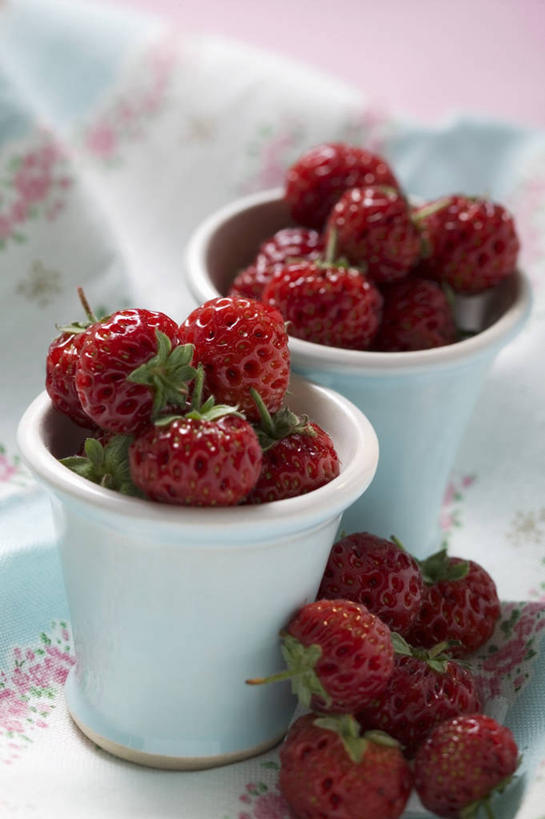 无人,竖图,俯视,室内,特写,白天,桌面,桌子,草莓,浆果,杯子,水果,一堆,许多,阴影,堆叠,堆积,新鲜,反射,木制,影子,陶瓷,生食,食品,果实,陶瓷制品,食物,两个,红色,餐巾,马克杯,木制品,水杯,有机食品,绿色食品,堆,保洁方巾,口布,洋莓,水果皇后,红莓,地莓,彩图,高角度拍摄