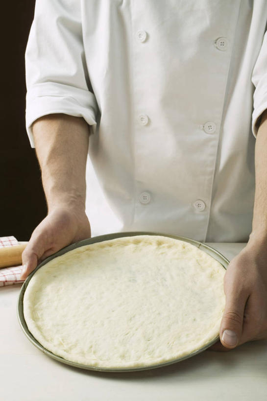 西方人,手,一个人,厨师,站,捧,竖图,俯视,室内,特写,白天,工作服,制服,烹饪,西餐,桌面,桌子,餐具,欧洲,欧洲人,双手,仅一个男性,仅一个人,阴影,反射,木制,碟子,粉末,盘,影子,面饼,面粉,料理,食品,披萨,匹萨,粮食,菜肴,美食,食物,仅一个年轻男性,盘子,木制品,碟,快餐,站着,手部,粉,西式,佳肴,农产品,比萨,西式快餐,垃圾食品,原材料,意大利薄饼,粉状,工作制服,男人,男性,年轻男性,白种人,厨师长,厨子,大厨,主厨,端,端着,捧着,手捧,站立,半身,彩图,高角度拍摄,工作套服