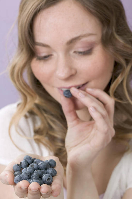 西方人,脸,头,脸颊,手,一个人,站,捧,笑,吃,微笑,露齿笑,竖图,室内,特写,白天,正面,浆果,蓝莓,水果,欧洲,欧洲人,双手,仅一个年轻女性,仅一个女性,仅一个人,一堆,许多,握,阴影,堆叠,堆积,紫色背景,服装,新鲜,反射,影子,生食,食品,果实,拿,拿着,注视,休闲装,肩膀,食物,衣服,观察,看,站着,休闲,手部,休闲服,握着,摄影,服饰,有机食品,绿色食品,影棚,观看,堆,察看,关注,年轻女性,女人,女性,白种人,头部,脸部,脸蛋,面部,山都柿,蓝浆果,蓝靛果,端,端着,嚼,捧着,食,手捧,站立,半身,彩图,影棚拍摄,拍摄
