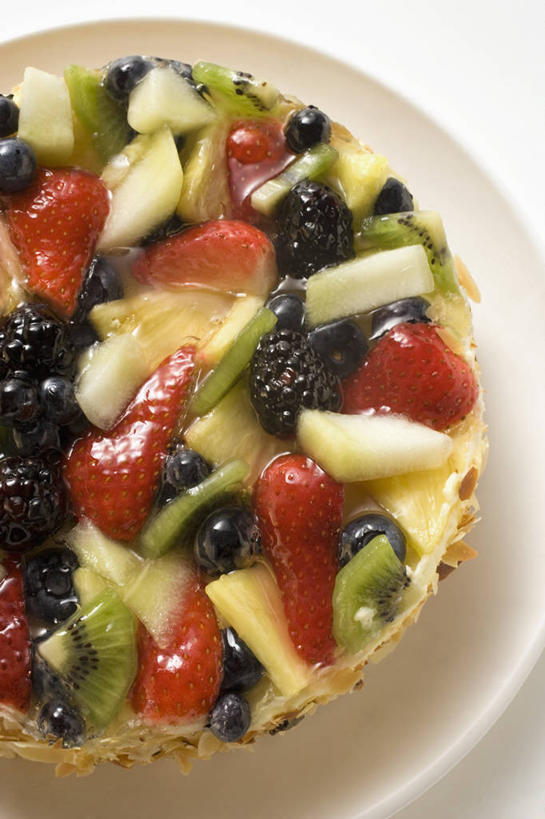 点心,无人,竖图,俯视,室内,特写,白天,白色背景,下午茶,浆果,蓝莓,猕猴桃,樱桃,餐具,水果,切开,阴影,新鲜,反射,碟子,盘,影子,生食,食品,果实,食物,糕点,一个,盘子,碟,切,摄影,有机食品,绿色食品,影棚,单个,剖面,切面,樱珠,莺桃,英桃,楔桃,山都柿,奇异果,牛桃,猕猴梨,蓝浆果,蓝靛果,荆桃,彩图,高角度拍摄,影棚拍摄,拍摄,蛋糕