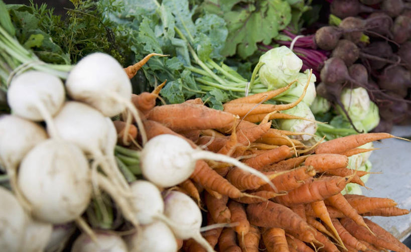 无人,横图,俯视,室内,特写,白天,桌面,桌子,萝卜,胡萝卜,白萝卜,蔬菜,叶子,一堆,许多,阴影,堆叠,堆积,新鲜,反射,木制,影子,食品,绿叶,食物,木制品,嫩叶,有机食品,绿色食品,堆,大红萝卜,东北红萝卜,叶,叶片,莱菔,红萝卜,甘荀,彩图,高角度拍摄