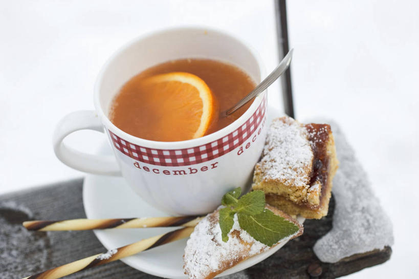 点心,无人,横图,俯视,室内,特写,白天,白色背景,幸福,茶,柑橘,杯子,餐具,水果,一片,阴影,新鲜,反射,碟子,盘,影子,勺子,生食,茶叶,食品,甜点,果实,娱乐,食物,糕点,盘子,水杯,调羹,碟,汤匙,饼干,甜食,零食,享受,休闲,温馨,放松,乐趣,摄影,有机食品,绿色食品,影棚,提神,舒适,醒脑,装饰饼干,茶杯,橘子,桔子,橙子,橙,彩图,高角度拍摄,影棚拍摄,拍摄