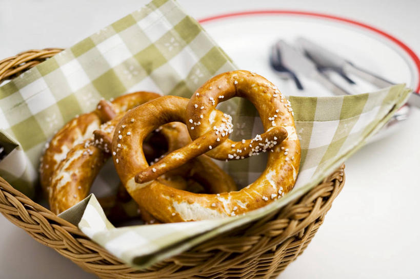 点心,无人,交叉,横图,俯视,室内,特写,白天,白色背景,竹子,餐具,阴影,竹制,编织,反射,叉子,刀叉,刀子,碟子,方格,格子,篮子,盘,影子,食品,面点,食物,糕点,一个,绿色,盘子,餐巾,竹篮,碟,饼干,零食,摄影,影棚,单个,竹条,交织,竹制品,餐刀,餐叉,穿插,椒盐卷饼,保洁方巾,口布,进餐用具,彩图,高角度拍摄,影棚拍摄,拍摄