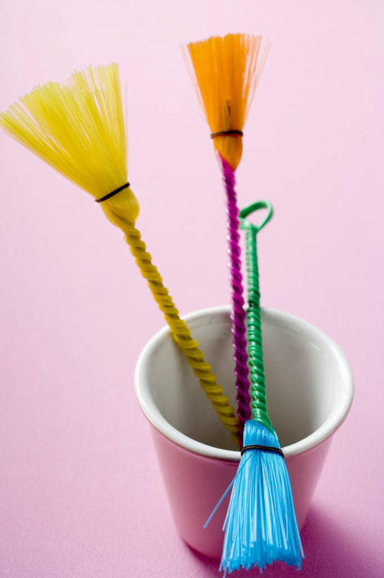 无人,竖图,俯视,室内,特写,白天,烹饪,杯子,厨具,阴影,粉色背景,反射,影子,陶瓷,陶瓷制品,三个,一个,粉色,马克杯,刷子,水杯,摄影,影棚,单个,烹饪用具,烹调用具,烹调,彩图,高角度拍摄,影棚拍摄,拍摄