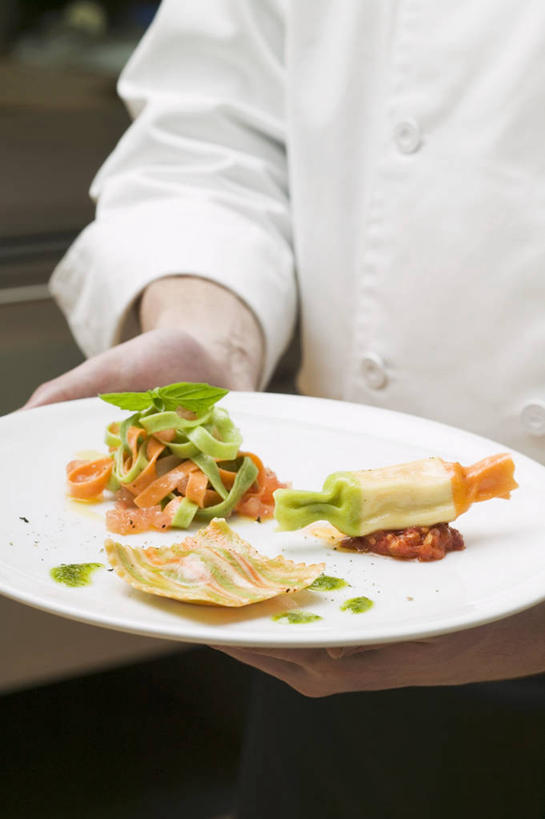 面食,面条,意大利面,一个人,厨师,站,捧,竖图,室内,特写,白天,正面,工作服,制服,西餐,桌面,桌子,芹菜,蔬菜,餐具,仅一个男性,仅一个人,阴影,新鲜,反射,木制,碟子,盘,影子,面,料理,食品,食物,仅一个年轻男性,盘子,木制品,碟,站着,西式,有机食品,绿色食品,荷兰芹,欧芹,香芹,法香,巴西利,洋香菜,洋芫荽,法国香菜,旱芹菜,番荽,工作制服,男人,男性,年轻男性,厨师长,厨子,大厨,主厨,端,端着,捧着,手捧,站立,半身,彩图,工作套服