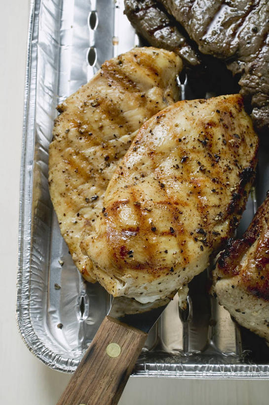 无人,竖图,俯视,室内,特写,白天,白色背景,烹饪,西餐,餐具,金属制品,一把,阴影,反射,金属,工具,烤盘,影子,肉,牛排,牛肉,料理,食品,刀具,菜肴,美食,肉类,食物,刀,西式,摄影,佳肴,影棚,餐刀,肉食,彩图,高角度拍摄,影棚拍摄,拍摄