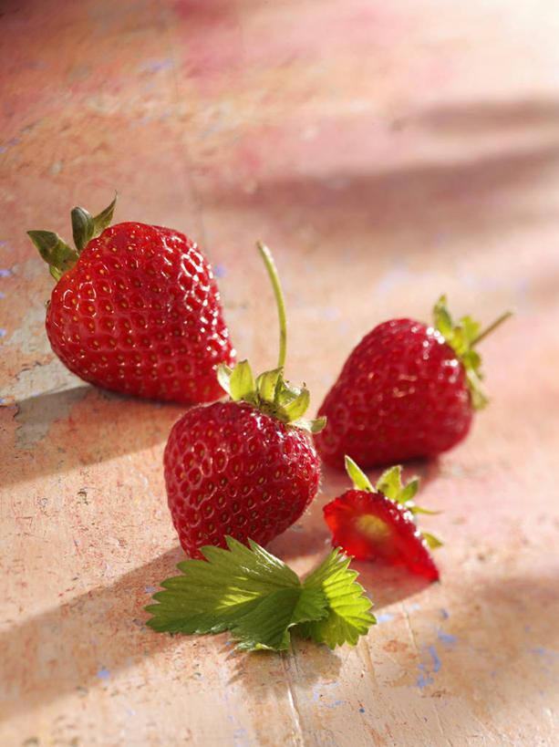 无人,竖图,俯视,室内,特写,白天,桌面,桌子,草莓,浆果,叶子,阴影,朦胧,模糊,反射,木制,影子,绿叶,木制品,四个,嫩叶,叶,叶片,洋莓,水果皇后,红莓,地莓,彩图,高角度拍摄