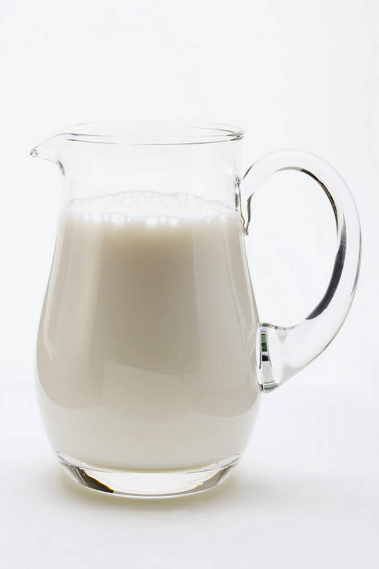 牛奶,无人,竖图,室内,特写,白天,白色背景,正面,餐桌,桌子,阴影,反射,壶,影子,饮品,一杯,营养,水壶,饮料,一个,茶壶,容器,摄影,影棚,单个,餐台,乳制品,奶,牛乳,安神,彩图,影棚拍摄,拍摄