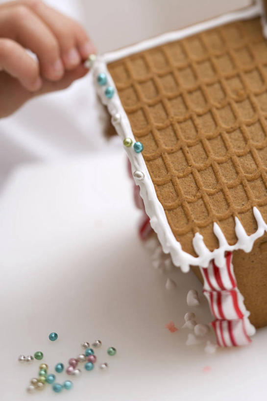 点心,西方人,儿童,手,一个人,竖图,俯视,室内,特写,白天,纯洁,餐桌,桌子,欧洲,圣诞节,欧洲人,仅一个男性,仅一个人,握,阴影,节日,庆祝,装饰,反射,影子,食品,甜点,文化,食物,糕点,小孩,饼干,甜食,零食,仅一个小孩,庆典,手部,可爱,童年,童趣,握着,摄影,影棚,餐台,纪念,单手,华丽,修饰,点缀,童真,烂漫,无邪,姜饼,衬托,美观,雅致,雅观,姜饼屋,德式姜饼,天真,男孩,男人,男性,白种人,孩子,半身,彩图,高角度拍摄,影棚拍摄,拍摄,男生