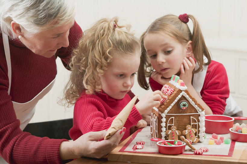 点心,西方人,儿童,老年人,三个人,家庭,祖母,坐,横图,室内,白天,正面,纯洁,餐桌,桌子,袋子,欧洲,圣诞节,欧洲人,撑,握,制作,阴影,服装,节日,庆祝,装饰,反射,裱花袋,围裙,影子,食品,糖,糖果,甜点,甜品,软糖,托腮,注视,休闲装,文化,加工,塑料袋,食物,糕点,小孩,衣服,容器,饼干,甜食,零食,观察,看,托,庆典,休闲,温暖,温馨,一家人,休闲服,可爱,童年,童趣,握着,服饰,奶奶,餐台,观看,纪念,祖孙,储藏,华丽,修饰,点缀,和睦,察看,储存,关注,托下巴,童真,烂漫,无邪,姜饼,外婆,外孙女,外祖母,裱花枪,裱花,衬托,美观,雅致,雅观,姜饼屋,德式姜饼,天真,老年女性,女孩,女人,女性,白种人,孩子,孙女,坐着,半身,彩图,融洽,贮存,女生