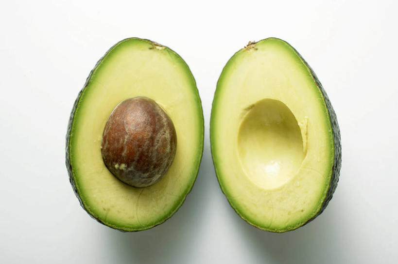 无人,横图,俯视,室内,特写,白天,白色背景,餐桌,桌子,水果,切开,阴影,新鲜,反射,影子,生食,食品,果实,食物,两个,酪梨,切,鳄梨,摄影,有机食品,绿色食品,影棚,餐台,油梨,剖面,切面,樟梨,牛油果,彩图,高角度拍摄,影棚拍摄,拍摄