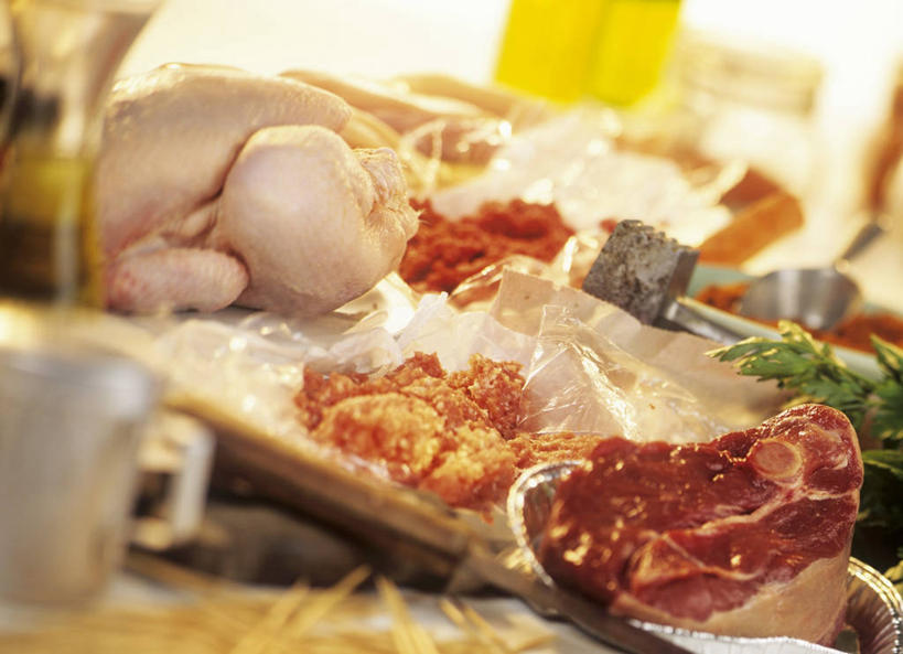 无人,横图,俯视,室内,特写,白天,餐桌,桌子,鸡,杯子,阴影,朦胧,模糊,反射,包装,包装纸,瓷器,壶,影子,纸,肉,牛肉,咖啡杯,陶瓷制品,纸张,肉类,水壶,茶壶,容器,摄影,影棚,餐台,包装材料,牛皮纸,瓷杯,肉食,彩图,高角度拍摄,影棚拍摄,拍摄