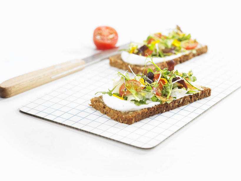 无人,横图,俯视,室内,特写,白天,白色背景,餐桌,桌子,蔬菜,西红柿,小番茄,叶子,金属制品,一把,阴影,朦胧,模糊,新鲜,反射,金属,布料,工具,影子,食品,绿叶,刀具,布纹,桌布,食物,红色,餐巾,台布,刀,嫩叶,摄影,有机食品,绿色食品,影棚,餐台,菜刀,切菜刀,小西红柿,樱桃小番茄,珍珠小番茄,叶,叶片,樱桃番茄,圣女果,番茄,彩图,高角度拍摄,影棚拍摄,拍摄