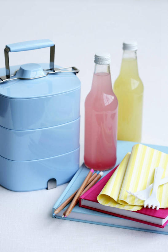 果汁,无人,竖图,俯视,室内,特写,白天,白色背景,餐桌,桌子,书籍,一本,阴影,反射,布料,影子,饮品,两杯,布纹,玻璃制品,桌布,饮料,两个,玻璃瓶,餐巾,瓶子,容器,台布,摄影,影棚,餐台,储藏,储存,可口,适口,书,图书,彩图,高角度拍摄,影棚拍摄,拍摄,贮存