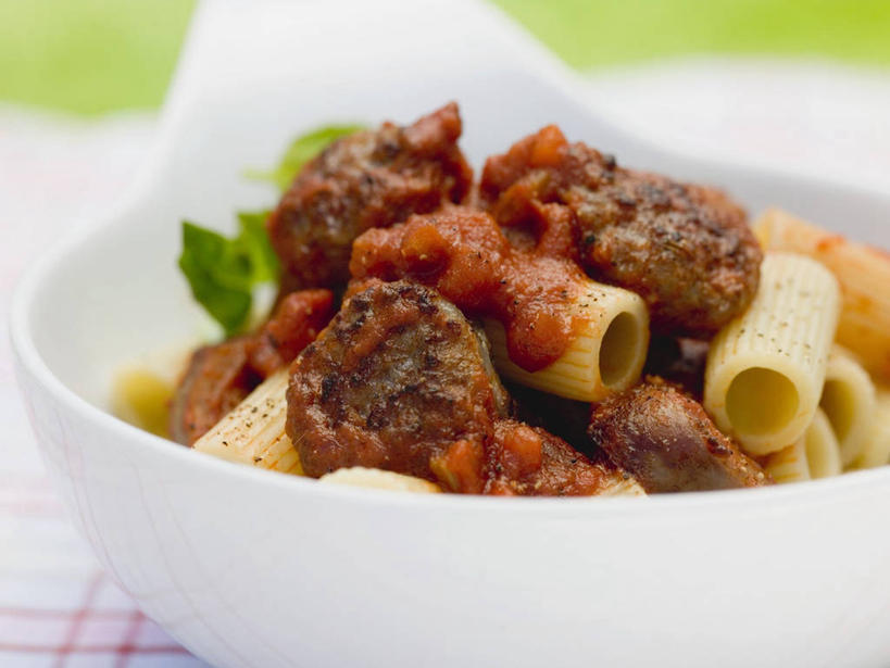 面食,通心粉,无人,横图,俯视,室内,特写,白天,西餐,餐桌,桌子,一堆,许多,阴影,堆叠,堆积,朦胧,模糊,反射,布料,影子,陶瓷,调料,酱料,酱汁,面,茄汁,肉,通心面,香肠,佐料,料理,食品,陶瓷制品,腊肠,调味品,调味料,布纹,番茄酱,酱,肉类,桌布,食物,一个,白色,餐巾,容器,台布,碗,西式,摄影,影棚,单个,餐台,储藏,堆,储存,肉食,彩图,高角度拍摄,影棚拍摄,拍摄,贮存