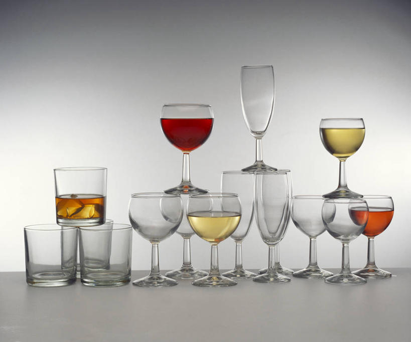 红酒,葡萄酒,无人,横图,室内,特写,白天,白色背景,正面,奢侈,快乐,餐桌,桌子,杯子,阴影,反射,高脚杯,影子,红酒杯,白葡萄酒,酒类,浪漫,玻璃制品,酒,饮料,酒杯,香槟,红葡萄酒,诱惑,摄影,影棚,餐台,葡萄酒杯,气泡酒,起泡酒,汽酒,玻璃杯,彩图,影棚拍摄,高兴,欢笑,拍摄