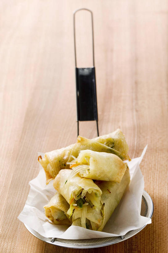 点心,无人,竖图,俯视,室内,特写,白天,餐桌,桌子,一堆,许多,阴影,堆叠,堆积,反射,木制,布料,滤器,影子,勺子,料理,食品,面点,布纹,春卷,美食,桌布,食物,餐巾,木制品,台布,中式,餐台,堆,薄饼,漏勺,春饼,彩图,高角度拍摄