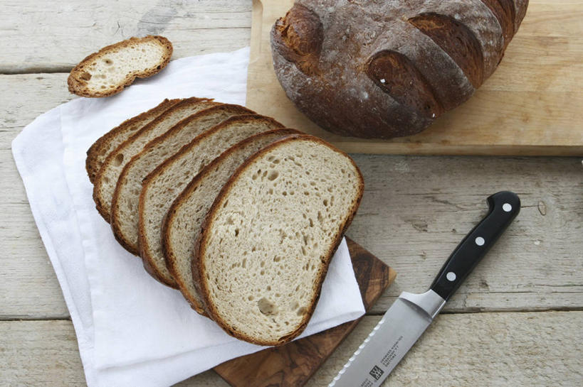 点心,面包,无人,横图,俯视,室内,特写,白天,餐桌,桌子,餐具,一把,一块,一排,切开,阴影,整齐,反射,木制,工具,影子,食品,面点,案板,刀具,砧板,食物,糕点,排列,木制品,刀,切,餐台,队列,餐刀,剖面,切面,彩图,高角度拍摄