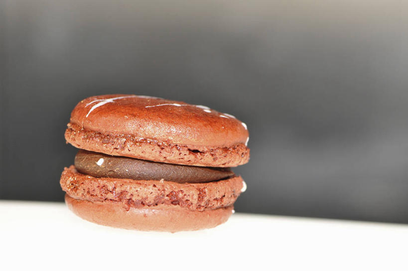 点心,无人,横图,俯视,室内,特写,白天,餐桌,桌子,阴影,朦胧,模糊,反射,影子,食品,糖,糖果,甜点,甜品,食物,糕点,一个,甜食,巧克力,单个,餐台,朱古力,黑巧克力,马卡龙,玛卡龙,杏仁小圆饼,彩图,高角度拍摄