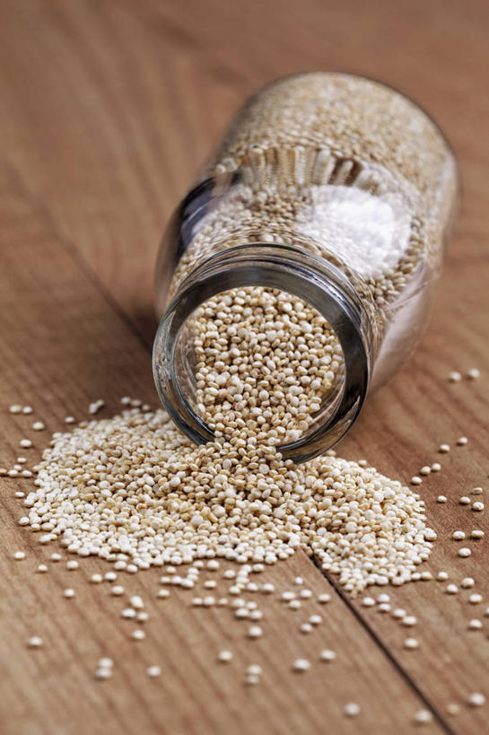 无人,竖图,俯视,室内,特写,白天,餐桌,桌子,玻璃,一堆,阴影,堆叠,堆积,反射,木制,影子,谷物,玻璃制品,一个,玻璃瓶,木制品,瓶子,单个,餐台,堆,广口瓶,奎藜,奎藜籽,奎奴亚藜,藜麦,南美藜,彩图,高角度拍摄