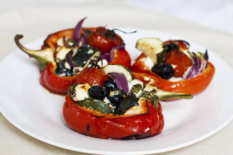 无人,横图,俯视,室内,特写,白天,餐桌,桌子,辣椒,蔬菜,西红柿,小番茄,椰菜,卷心菜,餐具,阴影,新鲜,反射,碟子,盘,影子,紫甘蓝,食品,紫包菜,食物,一个,盘子,碟,赤甘蓝,甘蓝,有机食品,绿色食品,单个,餐台,彩椒,紫椰菜,辣角,红海椒,大椒,辣虎,广椒,紫圆白菜,小西红柿,樱桃小番茄,珍珠小番茄,樱桃番茄,甜椒,柿子椒,圣女果,辣子,结球甘蓝,红甘蓝,海椒,甘兰,番茄,番椒,灯笼椒,包心菜,彩图,高角度拍摄