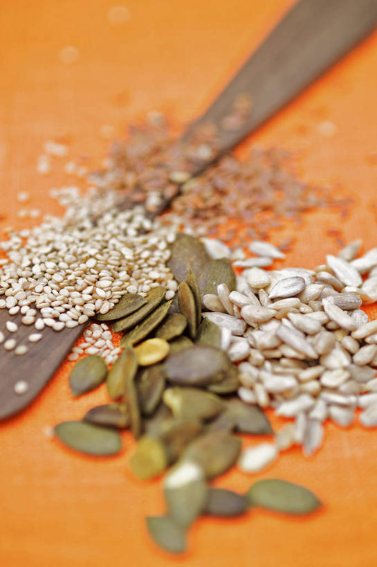 点心,无人,竖图,俯视,室内,特写,白天,桌面,桌子,餐具,一堆,许多,阴影,堆叠,堆积,反射,木制,工具,影子,食品,坚果,刀具,很多,小吃,食物,木制品,刀,零食,摄影,影棚,堆,瓜子,餐刀,葵花籽,葵花子,彩图,高角度拍摄,影棚拍摄,拍摄