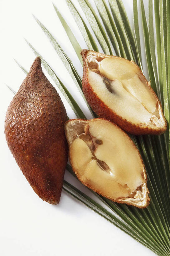 无人,竖图,俯视,室内,特写,白天,白色背景,植物,桌面,桌子,水果,叶子,切开,阴影,新鲜,反射,木制,纹理,影子,生食,食品,果实,绿叶,食物,绿色,木制品,切,嫩叶,摄影,有机食品,绿色食品,影棚,剖面,切面,蛇皮果,肌理,叶,叶片,叶脉,彩图,高角度拍摄,影棚拍摄,拍摄