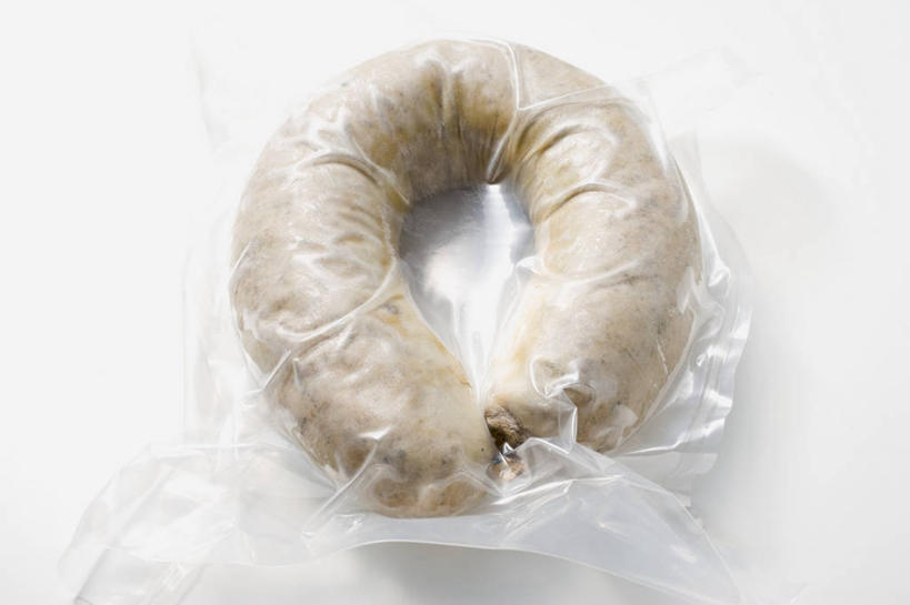 无人,横图,俯视,室内,特写,白天,白色背景,桌面,桌子,袋子,阴影,反射,木制,影子,塑料,肉,香肠,腊肠,猪肉,肉类,一个,木制品,塑料制品,摄影,影棚,单个,肉食,塑封,豚肉,彩图,高角度拍摄,影棚拍摄,拍摄,密封袋,塑封袋