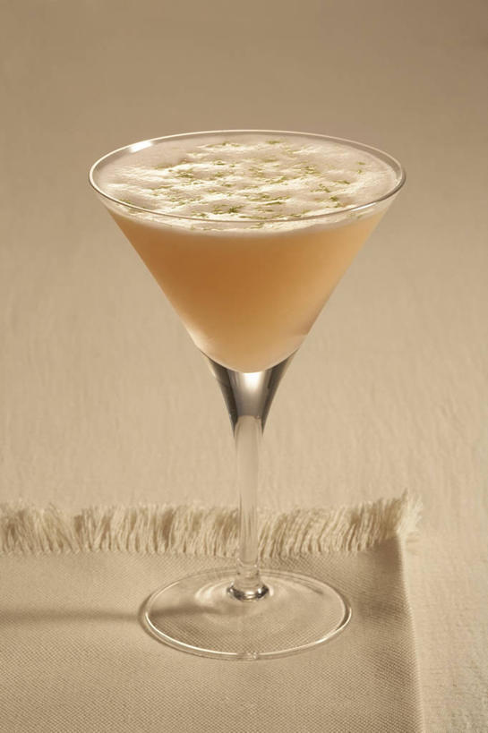 果汁,无人,竖图,俯视,室内,特写,白天,餐桌,桌子,猕猴桃,杯子,水果,阴影,新鲜,反射,高脚杯,影子,生食,食品,果实,饮品,一杯,玻璃制品,食物,饮料,一个,酒杯,有机食品,绿色食品,单个,餐台,可口,鸡尾酒杯,适口,玻璃杯,奇异果,猕猴梨,彩图,高角度拍摄