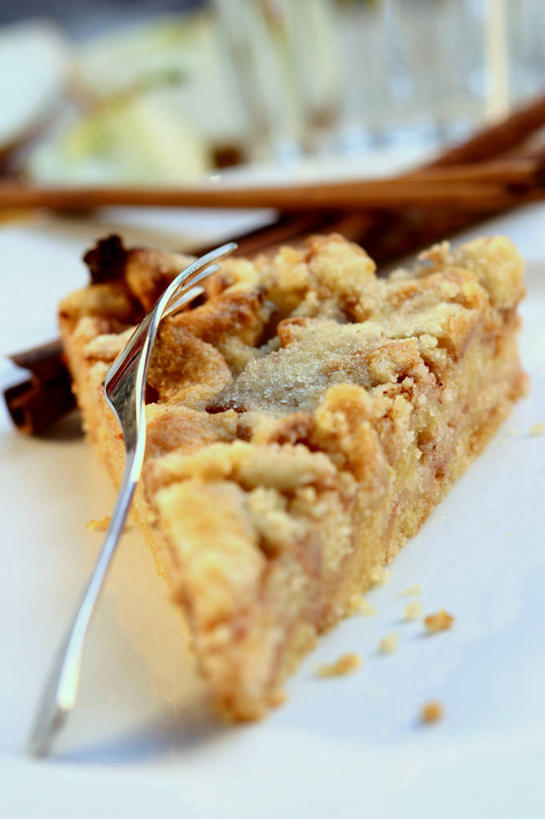 面食,无人,竖图,俯视,室内,特写,白天,烹饪,西餐,桌面,桌子,餐具,一块,阴影,朦胧,模糊,反射,木制,叉子,碟子,盘,影子,料理,食品,面点,菜肴,美食,食物,盘子,木制品,碟,西式,佳肴,派,餐叉,进餐用具,彩图,高角度拍摄,苹果派