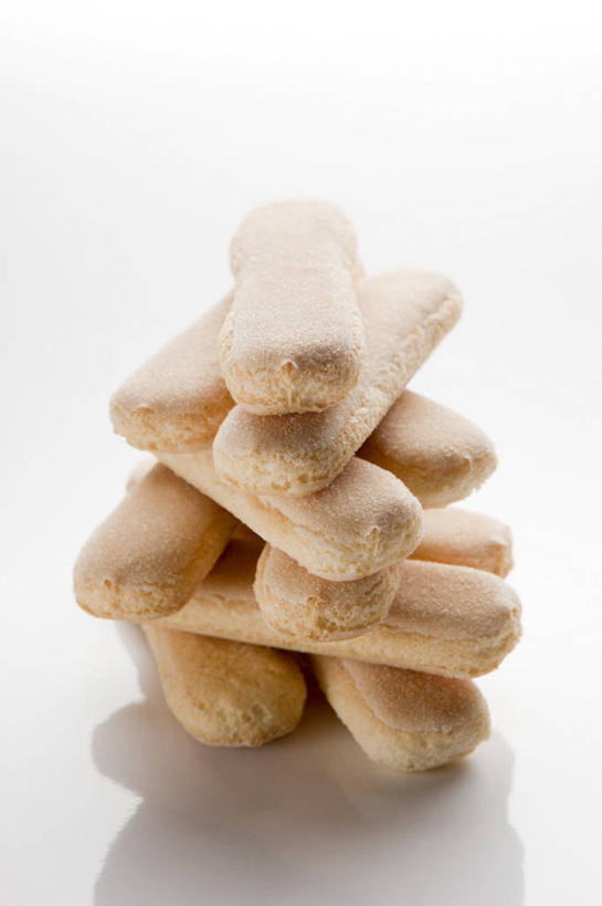 点心,无人,竖图,俯视,室内,特写,白天,白色背景,餐桌,桌子,一堆,许多,阴影,堆叠,堆积,反射,影子,食品,食物,饼干,零食,摄影,影棚,餐台,堆,手指饼,手指饼干,彩图,高角度拍摄,影棚拍摄,拍摄