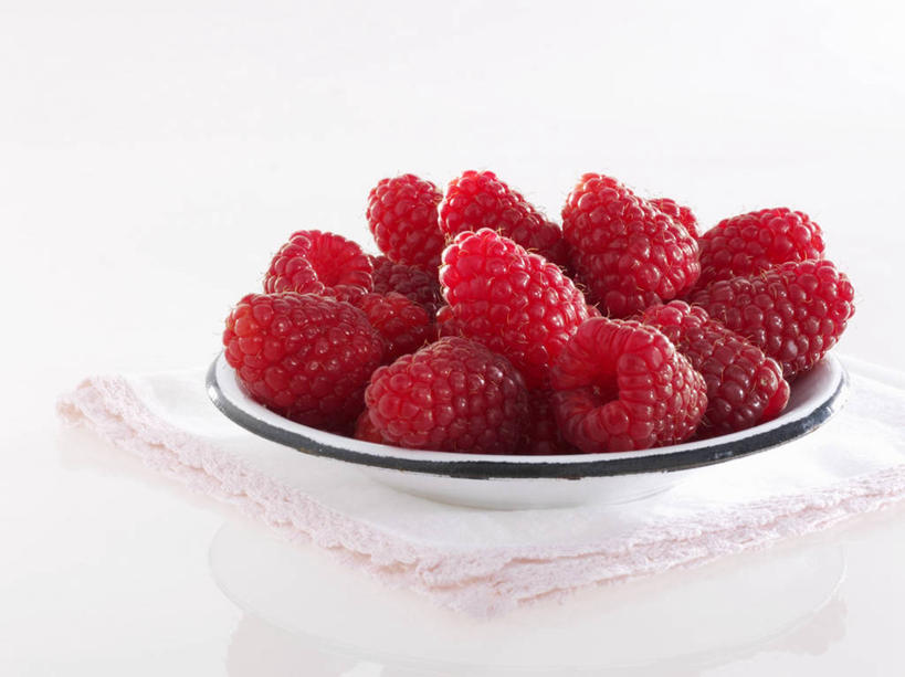 无人,横图,俯视,室内,特写,白天,白色背景,桌面,桌子,浆果,餐具,水果,纺织品,一堆,许多,阴影,堆叠,堆积,新鲜,反射,木制,布,碟子,盘,影子,桑葚,桑椹,生食,食品,果实,织物,很多,食物,一个,红色,盘子,木制品,碟,覆盆子,摄影,有机食品,绿色食品,影棚,单个,堆,布匹,卡其布,熊果,熊梅,熊葡萄,彩图,高角度拍摄,影棚拍摄,拍摄