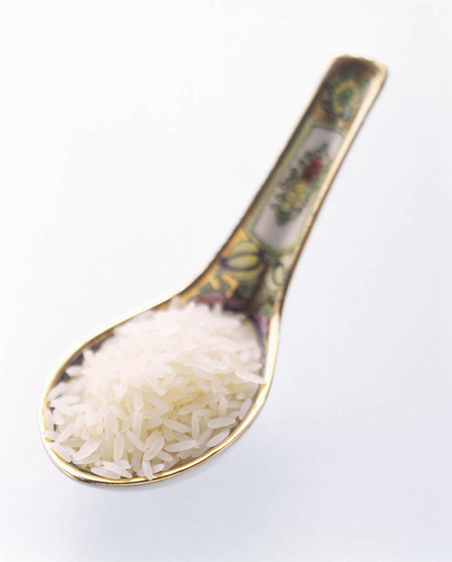 无人,竖图,俯视,室内,特写,白天,白色背景,桌面,桌子,一堆,阴影,堆叠,堆积,反射,木制,影子,勺子,谷类,谷物,米,一个,木制品,调羹,汤匙,摄影,影棚,单个,堆,香米,印度香米,巴斯马蒂大米,巴斯马蒂香米,香稻,彩图,高角度拍摄,影棚拍摄,拍摄