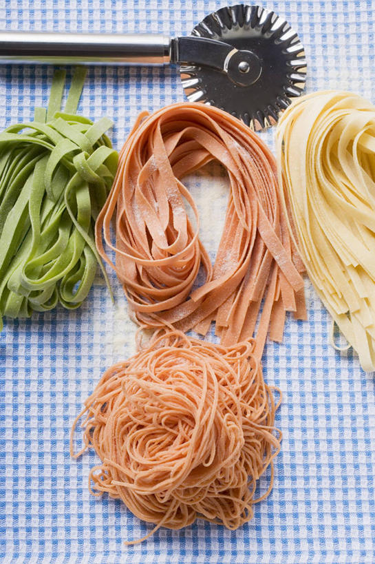 面食,面条,意大利面,无人,竖图,俯视,室内,特写,白天,西餐,桌面,桌子,菠菜,蔬菜,阴影,新鲜,反射,木制,影子,面,料理,食品,刀具,食物,绿色,木制品,刀,西式,有机食品,绿色食品,披萨刀,比萨刀,比萨轮刀,轮刀,匹萨刀,匹萨轮刀,鹦鹉菜,鼠根菜,角菜,红嘴绿鹦哥,赤根菜,菠薐菜,波斯草,彩图,高角度拍摄,披萨轮刀