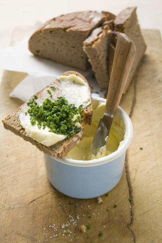 点心,面包,无人,竖图,俯视,室内,特写,白天,植物,桌面,桌子,阴影,反射,木制,影子,陶瓷,葱,调料,酱料,酱汁,佐料,黄油,食品,面点,草药,药草,陶瓷制品,调味品,调味料,酱,中药,食物,糕点,一个,绿色,自然,木制品,容器,碗,黑面包,生长,单个,成长,储藏,细香葱,香葱,全麦面包,乳制品,储存,白脱油,药材,中草药,中药材,本草,乳脂,麸皮面包,彩图,高角度拍摄,贮存