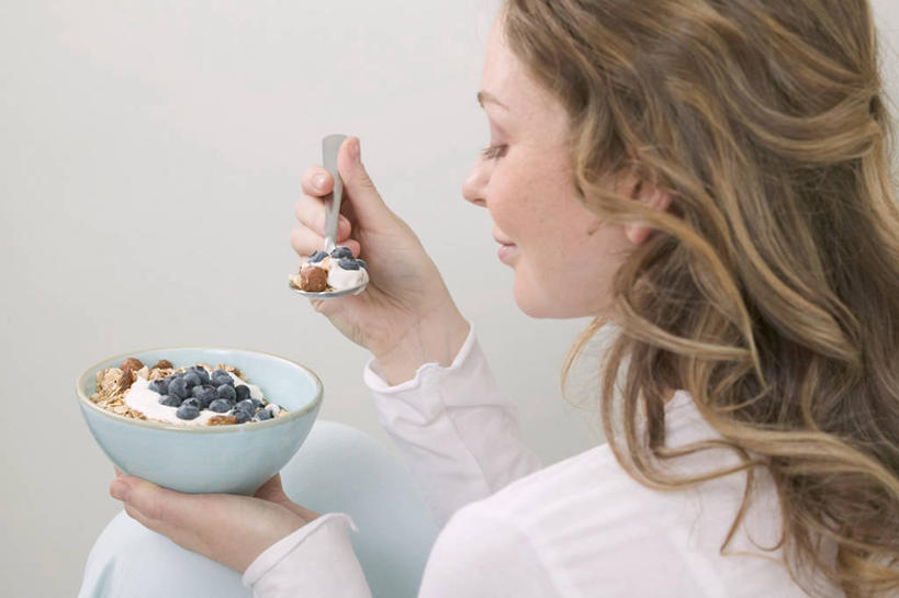 牛奶,西方人,一个人,坐,笑,微笑,横图,室内,特写,白天,侧面,浆果,蓝莓,水果,金属制品,欧洲,欧洲人,仅一个年轻女性,仅一个女性,仅一个人,握,灰色背景,服装,新鲜,金属,勺子,陶瓷,生食,食品,果实,陶瓷制品,饮品,燕麦,营养,拿,拿着,注视,休闲装,酸奶,食物,饮料,一个,衣服,容器,调羹,汤匙,碗,观察,看,休闲,休闲服,握着,摄影,服饰,有机食品,绿色食品,影棚,单个,观看,储藏,察看,乳制品,奶,储存,关注,发酵,玉麦,优格,优酪乳,铃铛麦,裸燕麦,雀麦,野麦,莜麦,年轻女性,女人,女性,白种人,山都柿,蓝浆果,蓝靛果,坐着,半身,彩图,影棚拍摄,拍摄,贮存