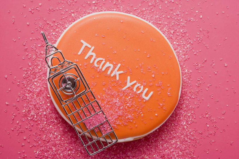 点心,无人,横图,俯视,室内,特写,白天,桌面,桌子,金属制品,复活节,一块,阴影,红色背景,节日,庆祝,反射,金属,木制,英文,标志,文字,影子,字符,字母,食品,曲奇,文化,标识,食物,木制品,饼干,零食,庆典,摄影,影棚,纪念,英文字母,曲奇饼,曲奇饼干,彩图,高角度拍摄,影棚拍摄,拍摄