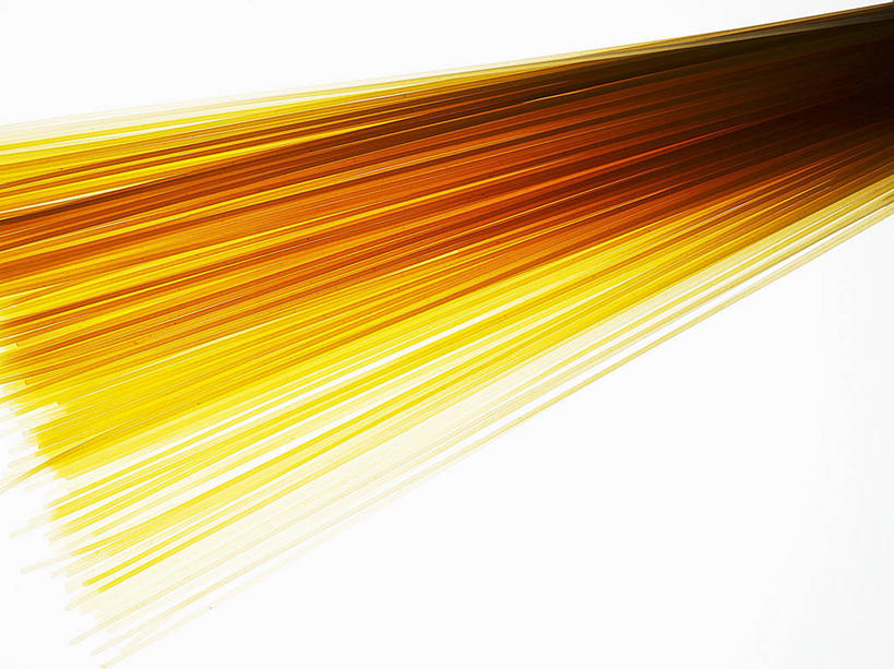 面食,面条,意大利面,无人,横图,俯视,室内,特写,白天,白色背景,西餐,桌面,桌子,阴影,反射,木制,影子,面,料理,食品,食物,黄色,木制品,西式,摄影,影棚,彩图,高角度拍摄,影棚拍摄,拍摄